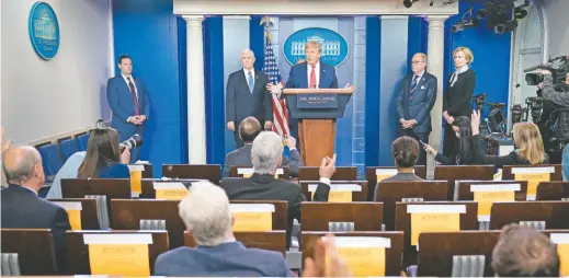  ??  ?? El presidente de EU, Donald Trump, durante una conferenci­a de prensa en la Casa Blanca, ayer. Reuters