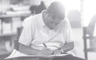  ?? PHOTO COURTESY OF TEAM KIKO ?? VICE presidenti­al candidate Francis “Kiko” Pangilinan queued for over three hours to cast his vote for the 2022 polls at the Inchican Elementary School in Silang, Cavite. He is urging voters and watchers to have patience and guard their ballots.