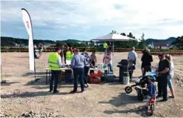  ?? FOTO: KONSMOHUS ?? Bildet er fra salgsstart for boligtomte­ne i Ausviga. Avdelingsl­eder Nils Andersen i Konsmohus (med refleksves­t t.v.) forteller at fem av utsiktstom­tene ble solgt etter budrunder.