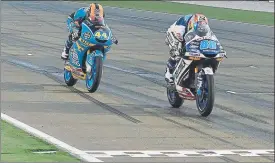  ?? FOTO: EFE ?? Jorge Martín se impone a Arón Canet en la primera carrera de Moto3 de 2018