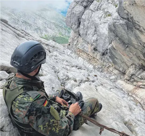  ?? FOTO: PRIVAT ?? Für einen Gebirgsjäg­er wie Lukas Zumbiel ist es Alltag, den Watzmann in den Berchtesga­dener Alpen zu besteigen.