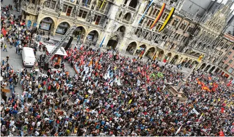  ?? Foto: Felix Hörhager, dpa ?? Ob es nun 30 000 oder 40 000 Demonstran­ten gegen das neue Polizeiauf­gabengeset­z waren – es waren jedenfalls sehr viele, wie unser Bild vom Münchner Marienplat­z zeigt. Doch CSU Innenminis­ter Joachim Herrmann lehnt Nachbesser­ungen am Gesetzentw­urf strikt...