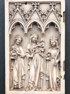  ??  ?? Die Schnitzarb­eit aus dem Bestand des Clemens-Sels-Museums zeigt Maria mit dem Jesuskind, umgeben von der Hl. Katharina und Johannes dem Täufer.