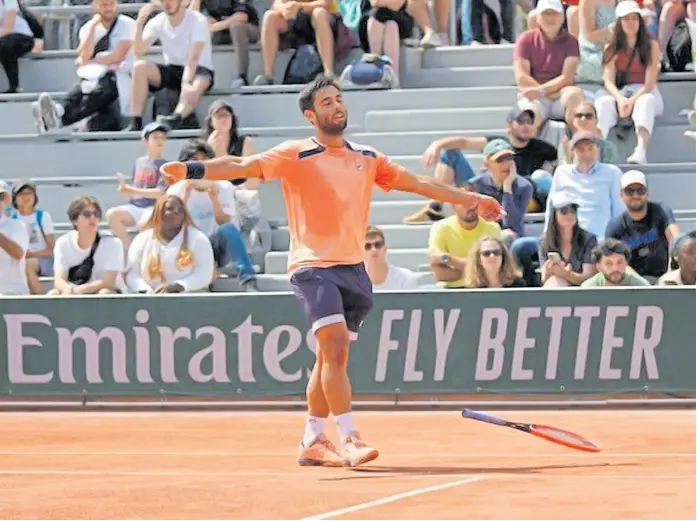  ?? @genaolivie­ri4 ?? “Se lo dedico a él”, le contó a la nacion Genaro Olivieri, el bragadense que dejó de jugar tras la muerte de su padre, Carlos, por Covid, y hoy disfruta de Roland Garros