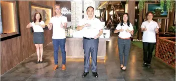  ??  ?? Teo (centre) flanked by directors from Teladan Setia during their prospectus launch.