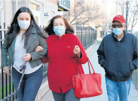  ?? TERRENCE ANTONIO JAMES/CHICAGO TRIBUNE ?? Elizabeth Oyarzun with her grandparen­ts Irma Rodriguez, and Jose Perez in Chicago on March 29. Oyarzun paid for her grandparen­ts to fly from Monterrey, Mexico, in order to get COVID-19 vaccines.