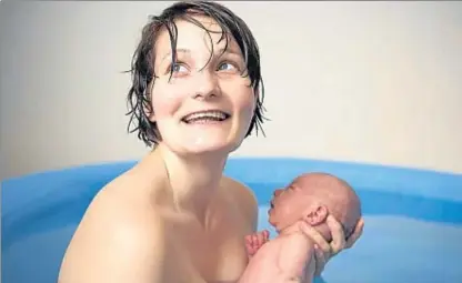  ?? FRANK HERHOLDT / GETTY ?? Esta mujer acaba de dar a luz en casa dentro de una piscina de parto