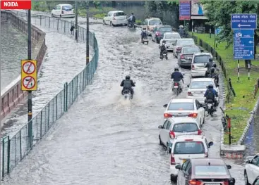  ?? SUNIL GHOSH/ HT ?? Traffic crawls on a submerged road in Noida after a spell of heavy rainfall on Thursday.