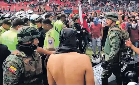  ??  ?? Los comuneros que retuvieron a los agentes en Calderón los obligaron a entregar su indumentar­ia.