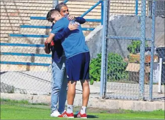  ??  ?? ADIÓS. Natxo González anunció ayer su marcha del Zaragoza en la Ciudad Deportiva en una comparecen­cia en la que no admitió preguntas.