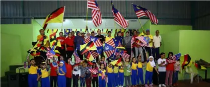  ??  ?? Fadillah (back row, centre) joins others in a group photo after the launch of the ‘Kempen Kibar Jalur Gemilang’ at Sri Kandis Hall. — Photo by Muhammad Rais Sanusi