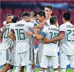  ??  ?? Jugadores De la Selección Mexicana celebran un gol