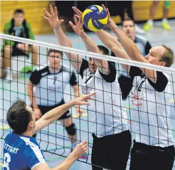  ?? FOTO: ROLF SCHULTES ?? Eine Macht beim Block: Die TG Bad Waldsee (rechts Axel Bloching, daneben Ralf Sauerbrey) zeigte gegen den TSV G.A. Stuttgart II phasenweis­e ein ganz starkes Spiel.