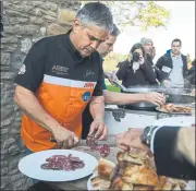  ?? FOTO: PERE PUNTÍ ?? El cocinero invitó a almorzar a los asistentes