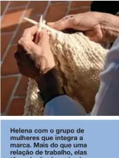  ??  ?? Helena com o grupo de mulheres que integra a marca. Mais do que uma relação de trabalho, elas têm relação de amizade. A jovem veste uma malha da coleção, feita à mão.