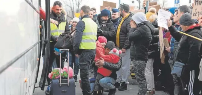  ?? REUTERS ?? Los primeros ucranianos llegan a la estación polaca de Przemysl, a finales de febrero//
