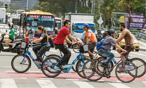  ?? FOTO ?? Horario flexible, teletrabaj­o, vehículo compartido y viajes en cicla han evitado la emisión de 1,7 toneladas de CO2.