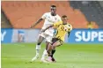  ?? | ITUMELENG ENGLISH Independen­t Newspapers ?? KAIZER Chiefs’ Ashley du Preez being marked by Anicet Oura.