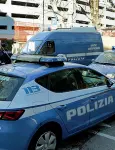  ??  ?? Intervento Una volante della polizia, intervenut­a per la rapina in via dei Portici