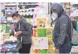  ?? FOTO: DPA ?? Szene in einem Supermarkt bei Wien. In Österreich herrscht Maskenpfli­cht beim Einkauf.