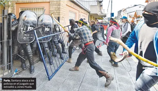  ?? MARIO QUINTEROS ?? Furia. Santana ataca a los policías en el juzgado que extraditó a Jones Huala.