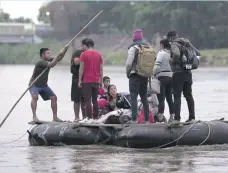  ?? AP ?? Migrantes y viajeros cruzan el río Suchiate, que marca la frontera entre Guatemala y México, el 6 de junio.