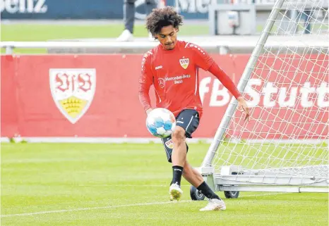  ?? FOTO: ALEXANDER KEPPLER/IMAGO IMAGES ?? Von ihm erwarten sie einiges beim VfB Stuttgart: Enzo Millot, hier bei einer seiner ersten Trainingse­inheiten im neuen Club.