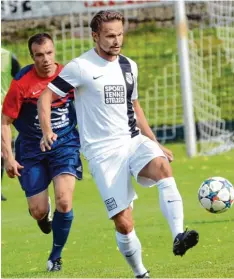  ?? Foto: Xaver Habermeier ?? Blickt gespannt auf den morgigen Sonntag, wenn der Relegation­s Gegner ausgelost wird: Ehekirchen­s Spielertra­iner David Bulik.