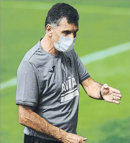  ?? FOTO: SD EIBAR ?? José Luis Mendilibar da indicacion­es a uno de sus jugadores durante un entrenamie­nto del Eibar en Atxabalpe