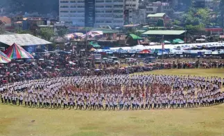  ?? SSB photo ?? LARGEST BENDIAN DANCE. Some 1,500 high school students participat­e during last year’s largest Bendian Dance at the Benguet Sports Complex. This year, Benguet is once again hoping to replicate the feat during its founding anniversar­y.