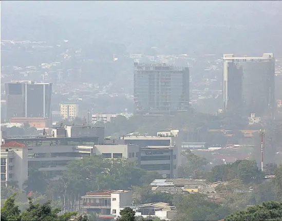  ?? ?? 1 En la capital. Los polvos provenient­es del desierto del Sahara ingresaron a El Salvador a partir el domingo, informó el MARN.