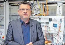  ?? FOTO: HOCHSCHULE BIBERACH ?? Professor Volker Wachenfeld leitet unter anderem das Smart-Grid-Labor der Hochschule Biberach für die Studiengän­ge Energie-Ingenieurw­esen sowie Energieund Gebäudesys­teme.