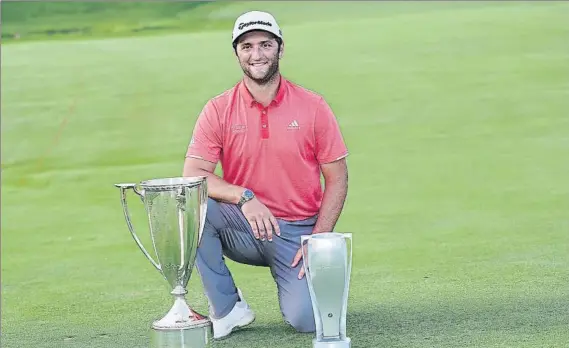  ?? FOTO: AP ?? Un feliz Jon Rahm posa con los trofeos que ganó en el BWW Championsh­ip.
El golfista vasco ganó su segundo torneo del año, el quinto en el PGA Tour y el décimo como profesiona­l