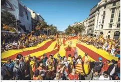  ?? (Photo MaxPPP) ?? La grande manifestat­ion dans les rues de Barcelone a rassemblé plusieurs centaines de milliers d’opposants à la sécession.