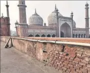  ?? SANCHIT KHANNA/HT PHOTO ?? Damage triggered by water seepage at Jama Masjid.