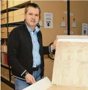  ?? Fotos: Hertha Stauch ?? Gemeindear­chivar Dr. Johannes Mordstein zeigt das älteste Dokument im Buttenwies­ener Archiv. Es ist ein Flurplan aus dem Jahr 1806.