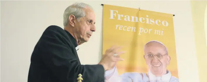  ?? DAVID FERNANDEZ. ?? De la mano. Ante una foto del Papa Francisco, el arzobispo porteño Mario Poli anunció ayer la apertura restringid­a de los archivos eclesiales sobre la dictadura.