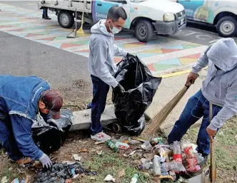  ?? AURELIO MAGAÑA ?? El lunes es el día más pesado para los trabajador­es del aseo público.