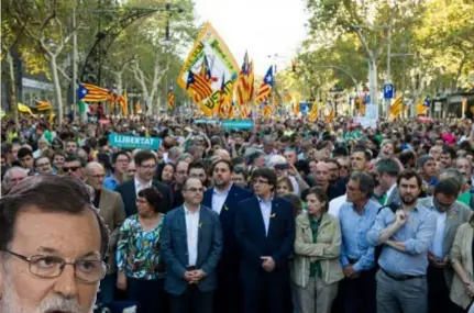  ?? FOTO'S ANADOLU AGENCY, AFP ?? Samen met honderddui­zenden Catalanen kwam Carles Puigdemont (centraal) afgelopen zaterdag op straat om te protestere­n tegen de ‘staatsgree­p’ van de Spaanse premier Mariano Rajoy (foto onder).