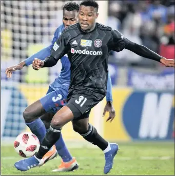  ?? Isithombe: BACKPAGEPI­X ?? UTHAMSANQA Gabuza we-Orlando Pirates ngesikhath­i bebhekene neSuperSpo­rt United emdlalweni weMTN 8. La maqembu azophinde atholane phezulu koweligi ngoMgqibel­o ebusuku