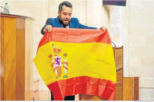  ?? PARLAMENTO DE ANDALUCÍA ?? El diputado de Ciudadanos Francisco Carrillo despliega una bandera de España durante su debate de ayer en el Parlamento.