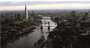  ?? FOTO: RBB ?? London zählt zu den am meisten überwachte­n Städten der Welt – überall zeichnen Kameras das Geschehen in der Metropole auf. Trotzdem konnte es zu tragischen Terroransc­hlägen kommen.