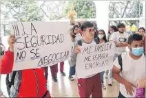  ?? JUAN FAUSTOS / EXPRESO ?? La protesta. Se llevó a cabo a las 13:00 en la Universida­d Católica.