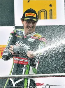  ??  ?? 1, 2 et 6 - Sylvain Guintoli mène des courses, monte sur des podiums, réussit ses séances qualificat­ives et domine son coéquipier Marco Melandri depuis le début de la saison. De plus, il a aujourd’hui l’expérience d’une saison avec l’Aprilia. 3, 4 et...