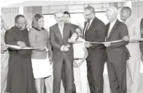  ?? PRESIDENCI­A ?? El presidente Danilo Medina inaugura la escuela con laboratori­o de informátic­a, rincones tecnológic­os, biblioteca y sala de orientació­n.