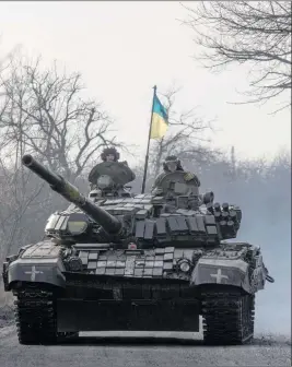  ?? (أولكساندر راتوشنياك/رويترز) ?? دبابة أوكرانية على جبهة باخموت، أمس