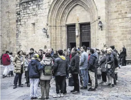  ?? CARLOS GIL ?? Patrimonio Turistas en la plaza de Santa María de Cáceres. ▷