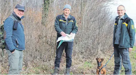  ?? FOTOS: KATRIN BÖLSTLER ?? Trafen sich, um im Wald rund um Hopferbach nach Baumhöhlen zu suchen (v. l.): Luis Sikora, André Kappler und Revierleit­er Matthias Holzapfel.