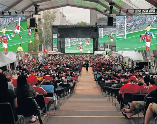  ??  ?? PLAZA SUIZA. Muchos aficionado­s suizos siguieron el partido de su selección en la Turbinenpl­atz (plaza de las turbinas).