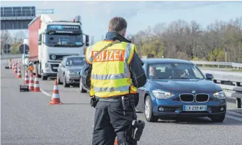  ?? SYMBOLFOTO: SEEGER ?? Drei Beschuldig­te sollen zwischen Herbst 2017 und Januar 2018 mehrfach Mietwägen angemietet und mit diesen Schleusung­sfahrten unternomme­n haben.